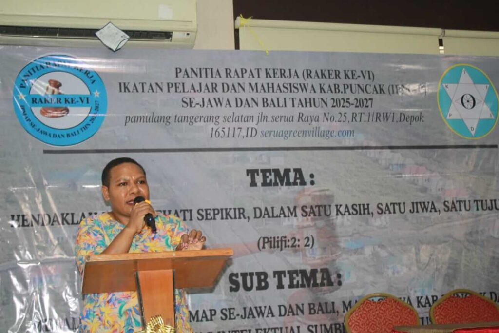 Deskripsi Foto Senator Eka Kristina Yeimo, S.Pd., M.Si. sedang menyampaikan sambutan di podium
