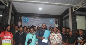 Usai sampaikan aspirasi, mahasiswa IPMAP berpose bersama sebagai simbol persatuan dalam mengawal poin tuntutan yang telah disampaikan hari ini. (Foto: Dok. IPMAP