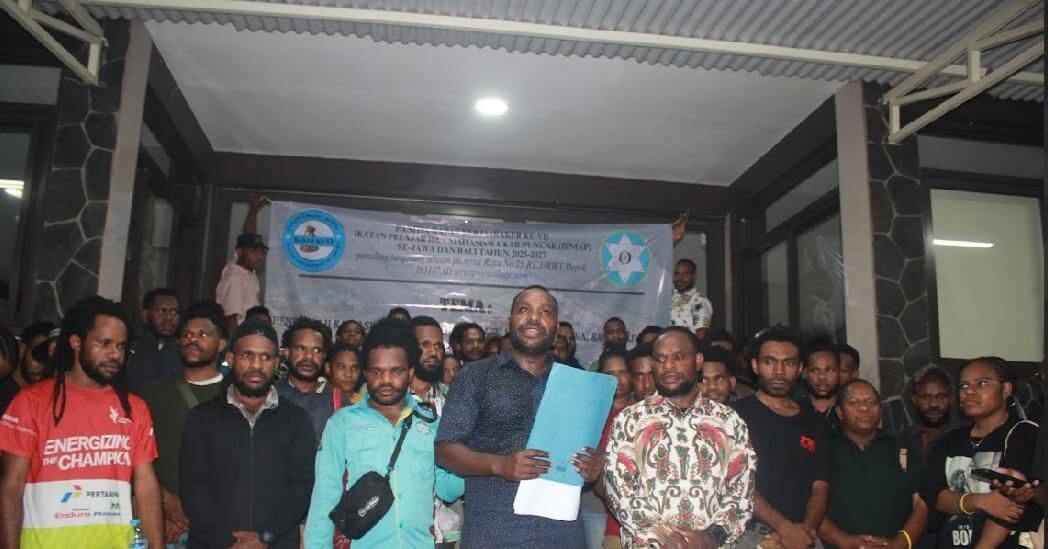 Usai sampaikan aspirasi, mahasiswa IPMAP berpose bersama sebagai simbol persatuan dalam mengawal poin tuntutan yang telah disampaikan hari ini. (Foto: Dok. IPMAP